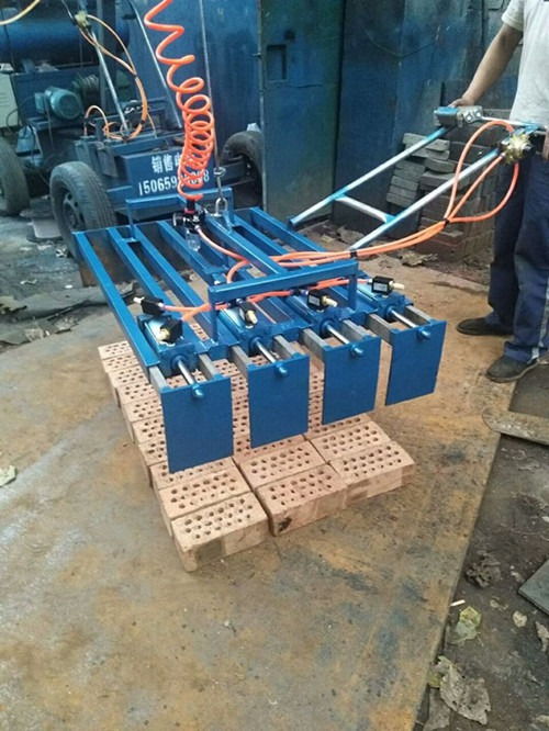 小型免燒磚碼垛機(jī) 提升水泥磚生產(chǎn)效率的智能化設(shè)備